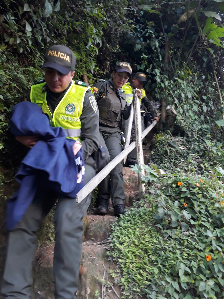 Policía evacua una mama con tres hijos en zona de alto riego