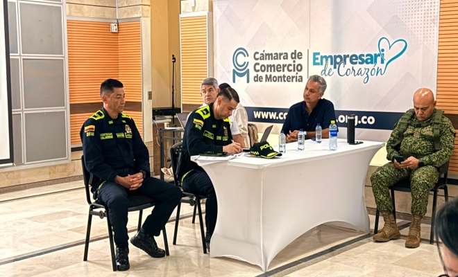 tres señores oficiales con dos señores funcionarios de la gobernación de Córdoba 