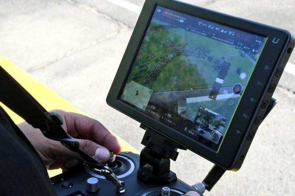 dron sobre volando la carrera