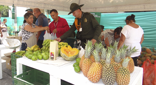 La Policía Nacional-realizó-el-séptimo-mercado campesino-en-el-Meta