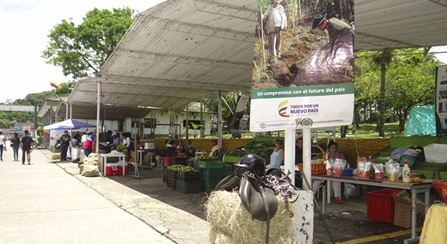 La Policía Nacional-realizó-el-séptimo-mercado campesino-en-el-Meta
