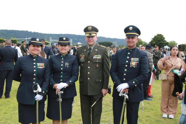Fotografía Director General Policía Nacional con tres policías, (dos hombres y una mujer), recientemente ascendidos 