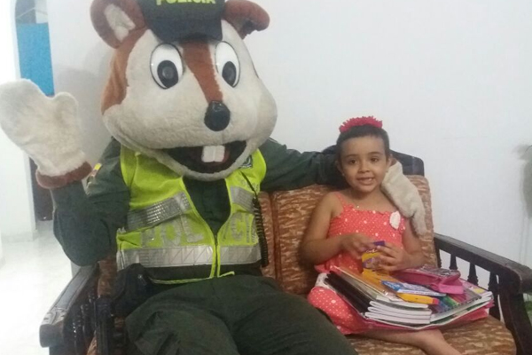 Policía entrega kits escolares a niños en tratamiento médico oncológico