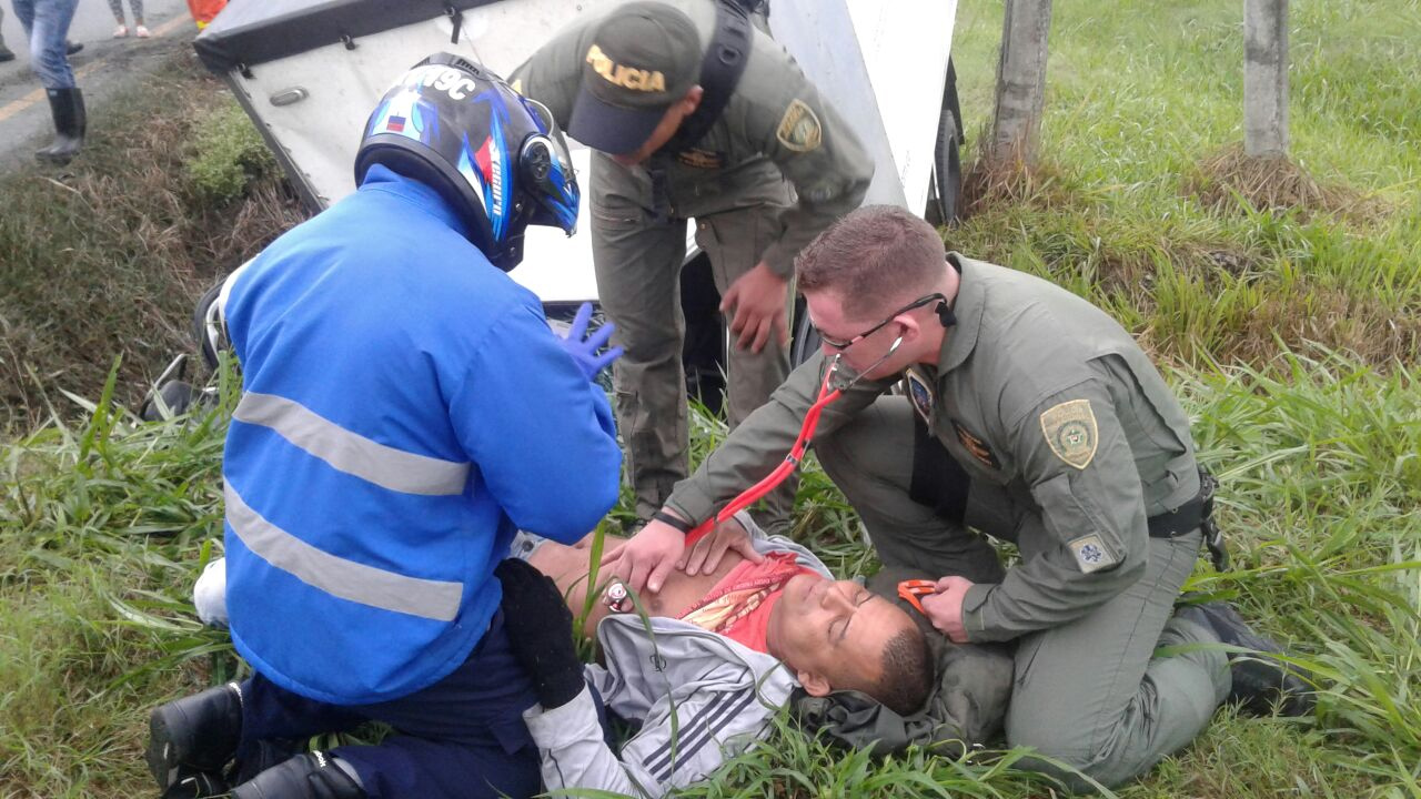 nuestros pilotos y técnicos de aviación en su recorrido se percataron de un accidente de tránsito, sin dudar auxiliaron a las víctimas. 