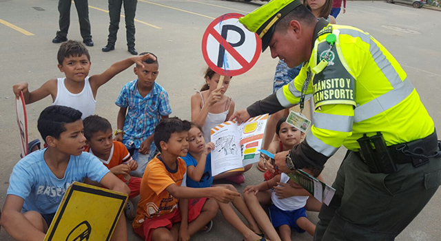 ‘En la vía-su vida e integridad-es nuestra prioridad´-policia-meta