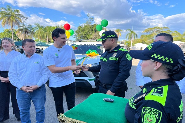 Alcalde entrega las llaves de un vehículo al comandante de la Policía