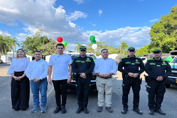 Policías y funcionarios participan en la entrega de vehículos institucionales