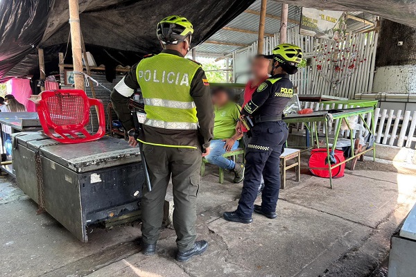 Dos Policías en actividades de control y prevención con dos ciudadanos
