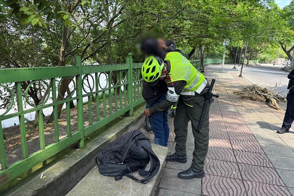Un Policía realizando registro a persona a un ciudadano