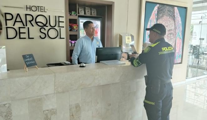 Policía realizando controles en hoteles
