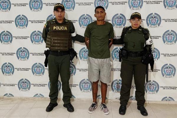 Una persona capturada en flagrancia por el delito de violencia intrafamiliar agrada