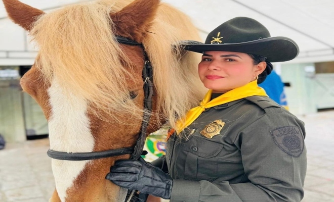 señora oficial con un caballo 