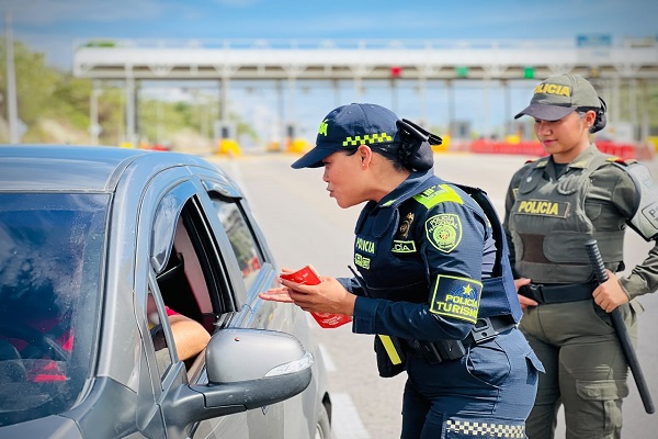 Uniformados orientan a los viajeros sobre medidas de seguridad