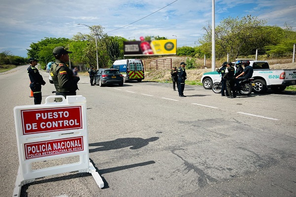 Uniformados de la Policía realizan un puesto de control vial