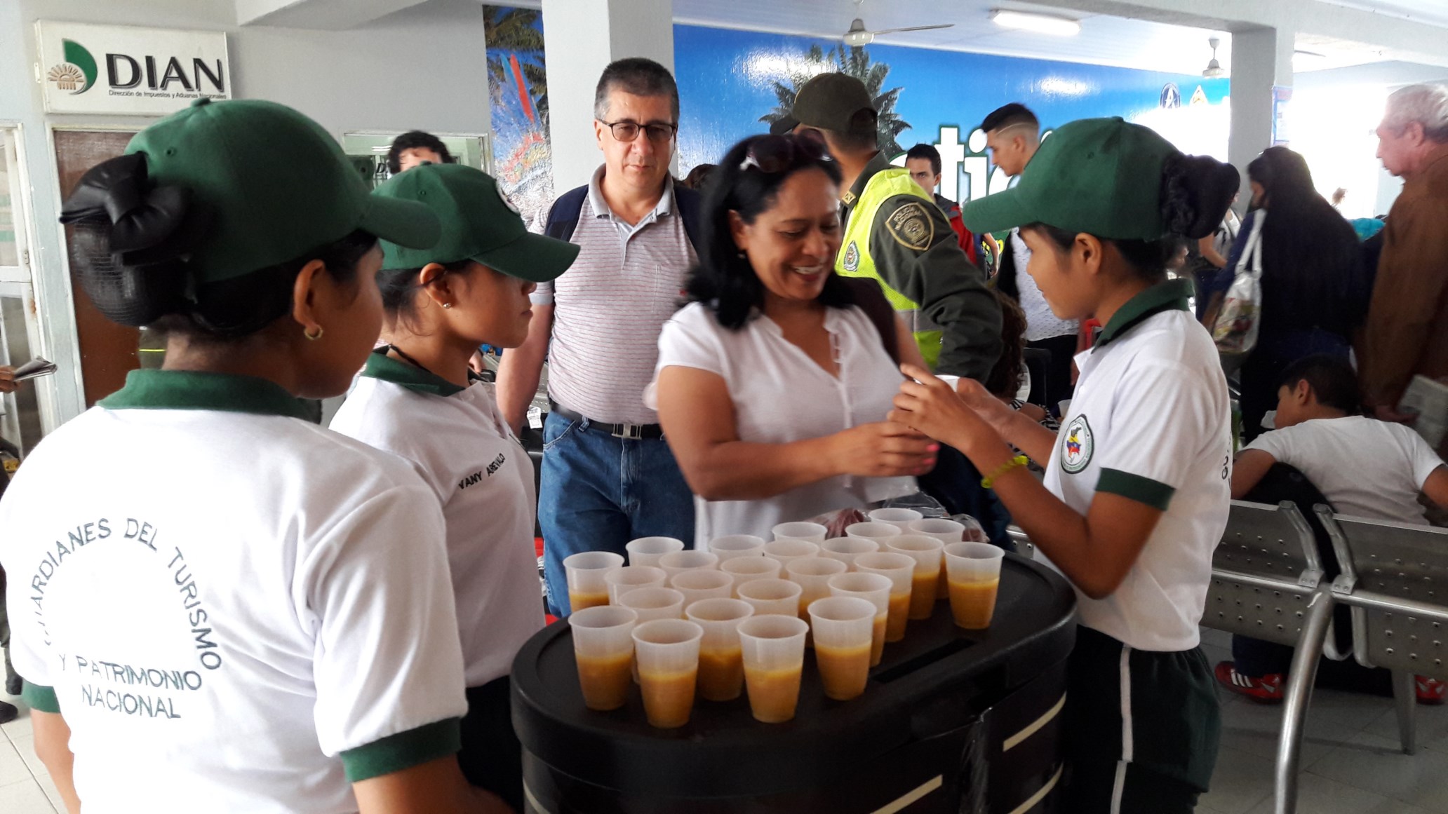 El aeropuerto de Leticia fue escenario de bienvenida ante la llegada de turistas.
