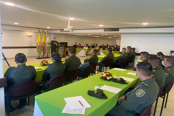 Policías recibiendo capacitación 