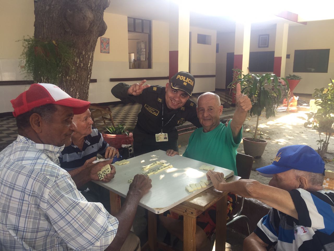 juego-domino-abuelo-asilo-sagrado-corazon-magdalena