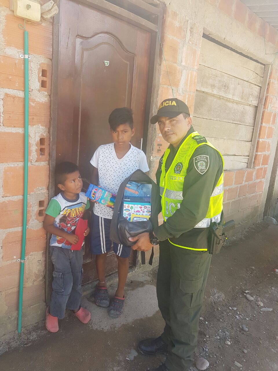 Los policías de Mocoa llegan a distintos barrios, entregando obsequios y mucha alegría. 